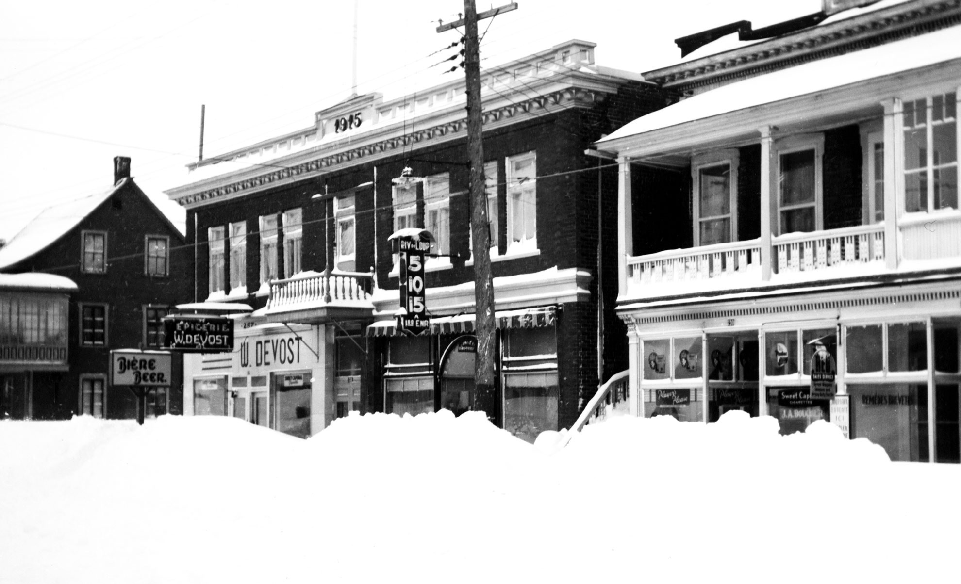 Rivière-du-Loup - Musée du Bas-Saint-Laurent, rue Lafontaine vers 1945. - Fonds Joseph-Adélard Boucher, jab0507b.